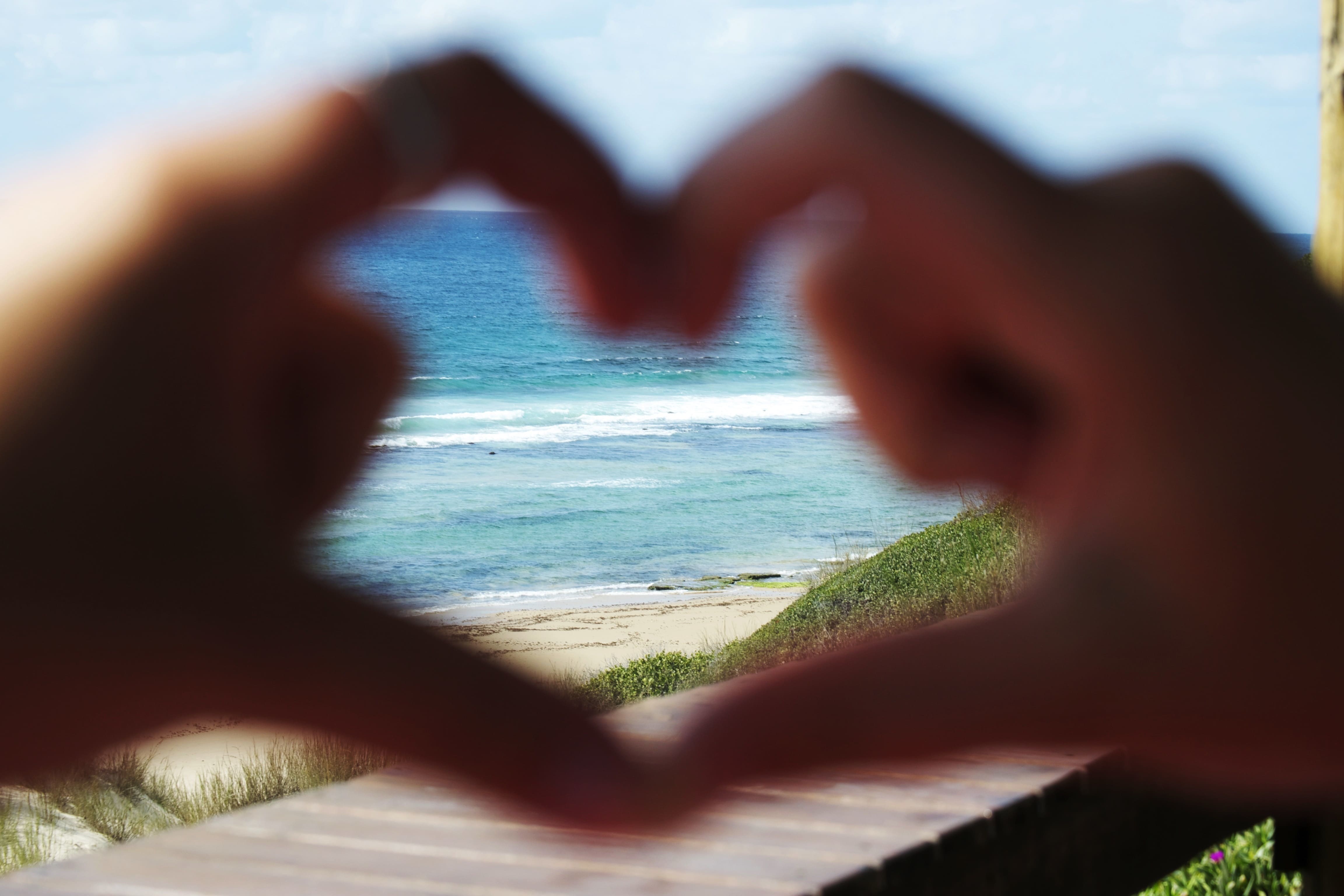 Finger-Herz-Ausblick-Blue-Footprints-Lodge