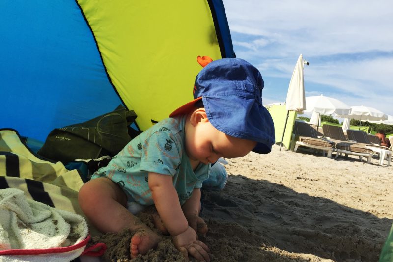 Baby am Strand von Suedfrankreich