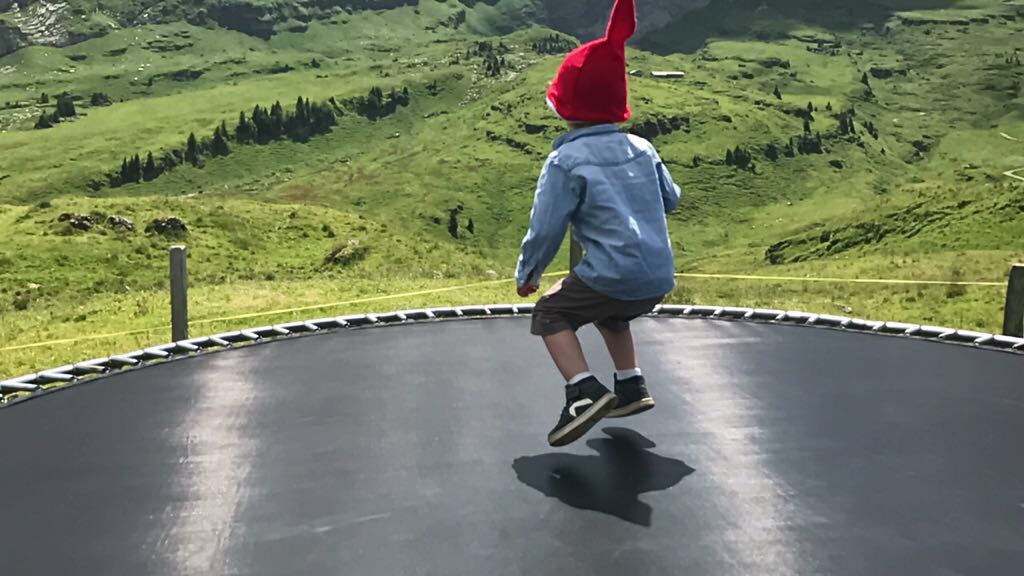 Bergzwerg springt auf Trampolin