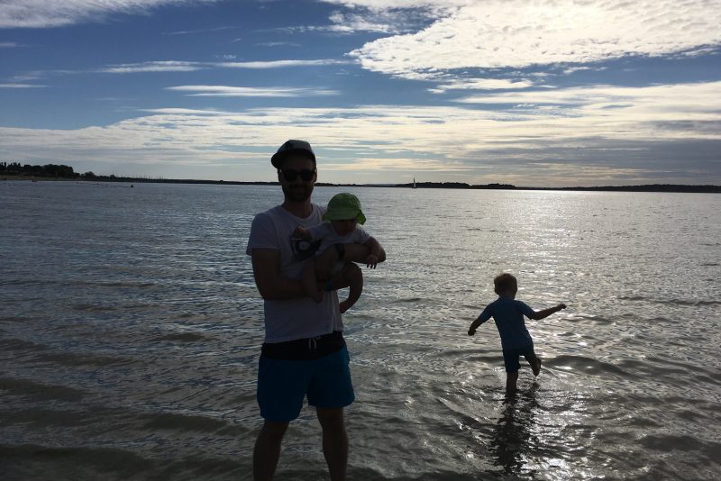 Papa mit Kindern am See